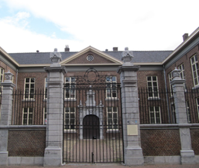 Afbeelding met buitenshuis, gebouw, raam, hemel

Door AI gegenereerde inhoud is mogelijk onjuist.